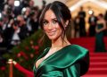 découvrez comment meghan markle illumine le tapis rouge avec un look chic rendant hommage à carolyn, alliant élégance et style intemporel.