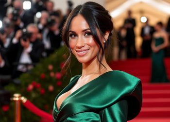 découvrez comment meghan markle illumine le tapis rouge avec un look chic rendant hommage à carolyn, alliant élégance et style intemporel.