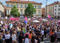 à villefranche-sur-saône, plus de 100 manifestants se sont rassemblés pour célébrer la journée des droits, mettant en lumière l'importance des droits humains et civiques.