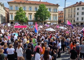 à villefranche-sur-saône, plus de 100 manifestants se sont rassemblés pour célébrer la journée des droits, mettant en lumière l'importance des droits humains et civiques.