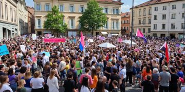 à villefranche-sur-saône, plus de 100 manifestants se sont rassemblés pour célébrer la journée des droits, mettant en lumière l'importance des droits humains et civiques.